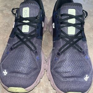 ON CLOUD SHOES WOMENS SIZE 8